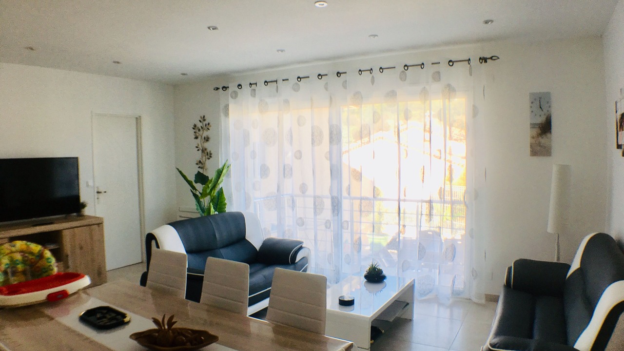 Photo of Livingroom in Saint-Julien-les-Rosiers