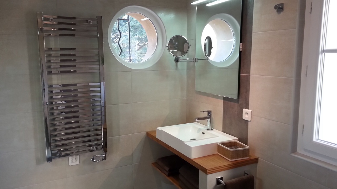 Photo of Bathroom in California - Pezou