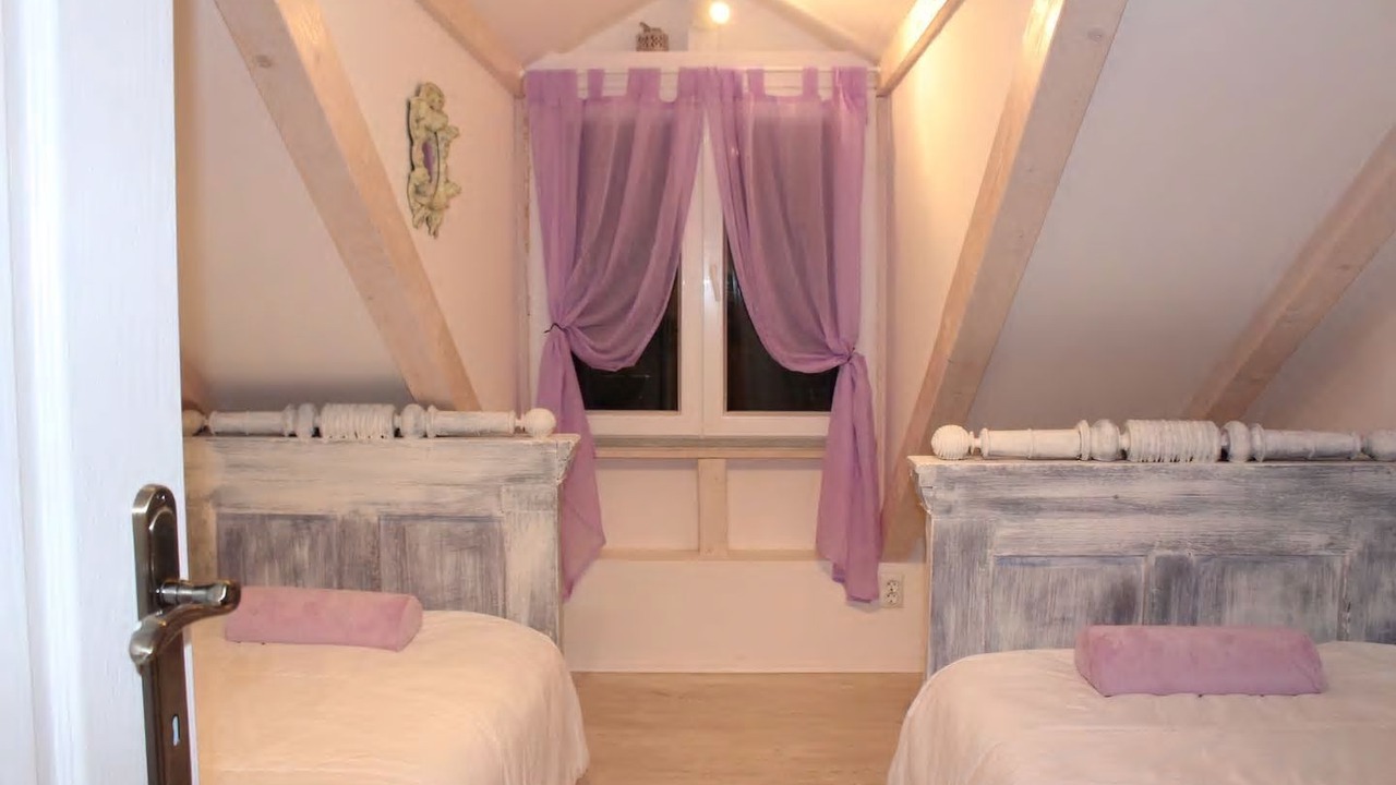 Photo of Bedroom in Pile