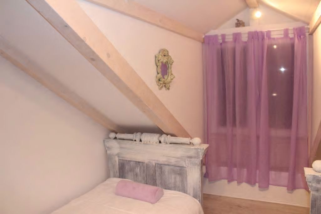 Photo of Bedroom in Pile