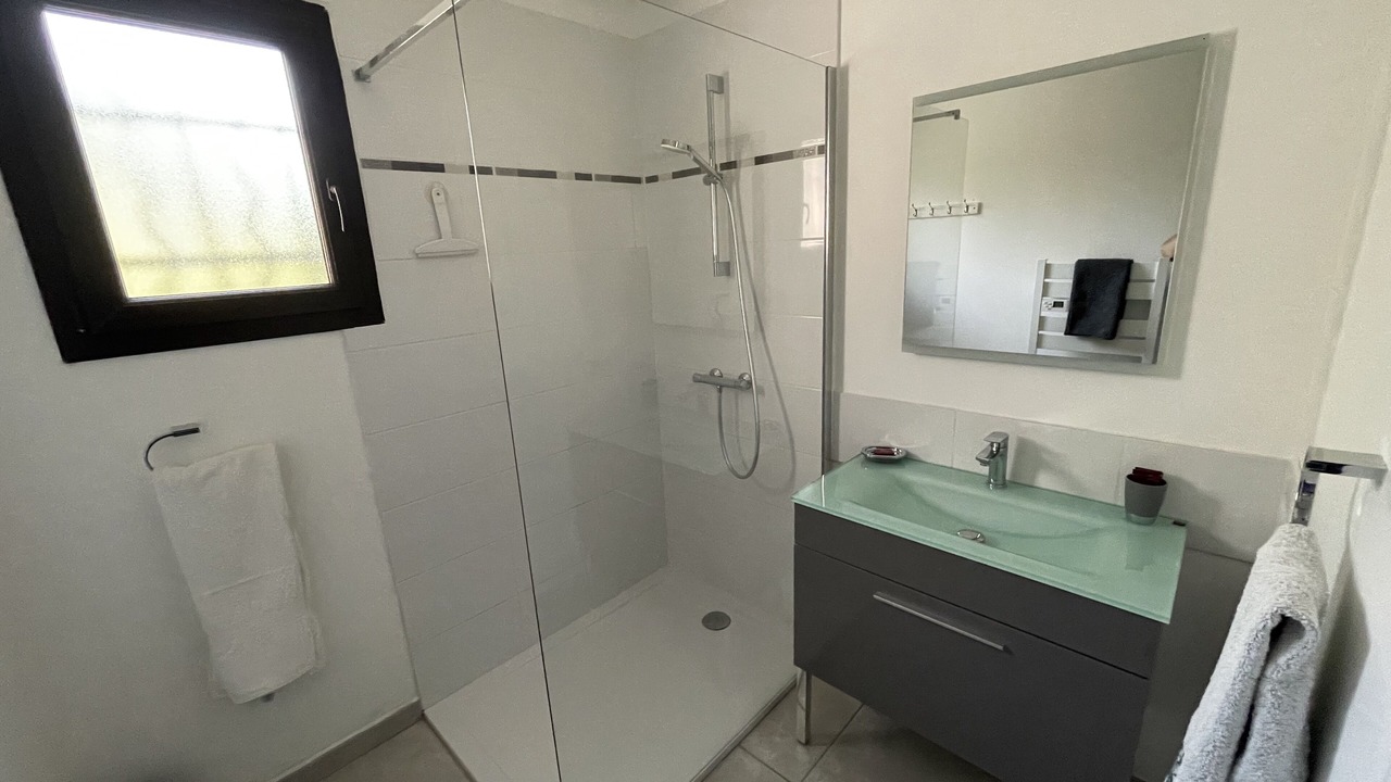 Photo of Bathroom in Saint Alban Auriolles