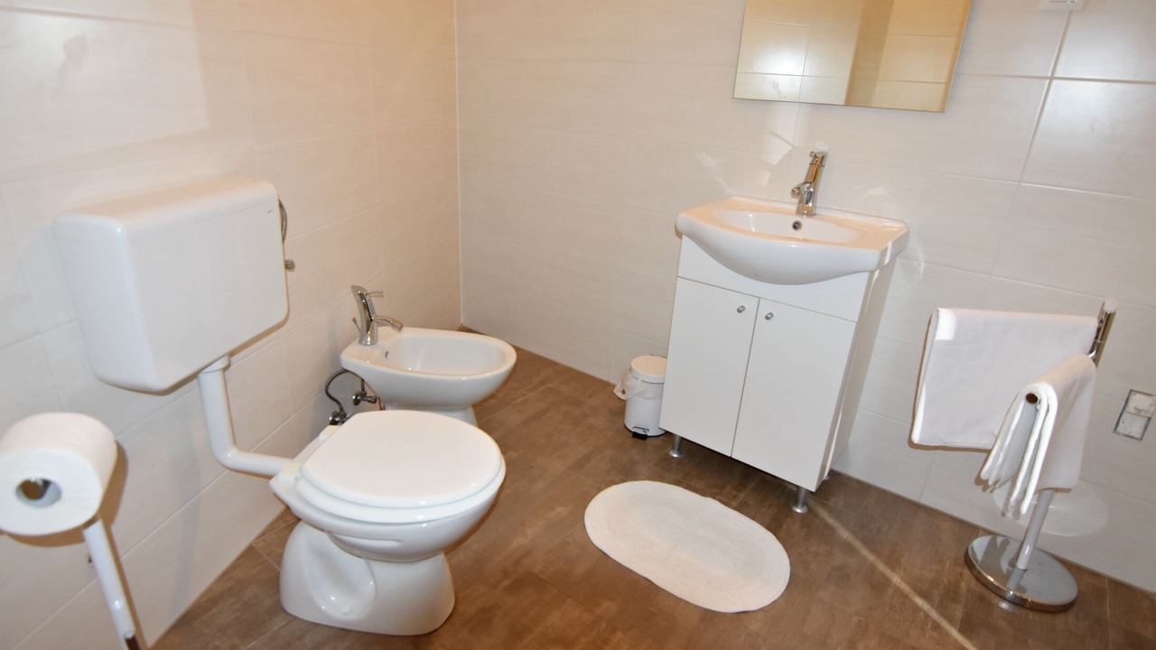 Photo of Bathroom in Tar