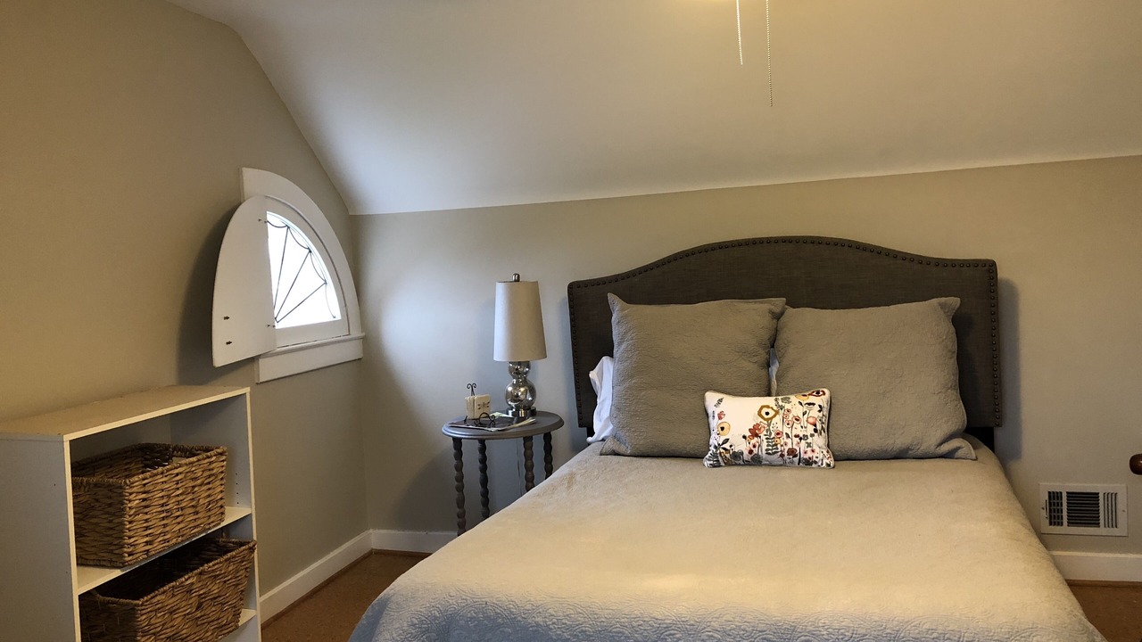 Photo of Bedroom in Strathmoor Manor