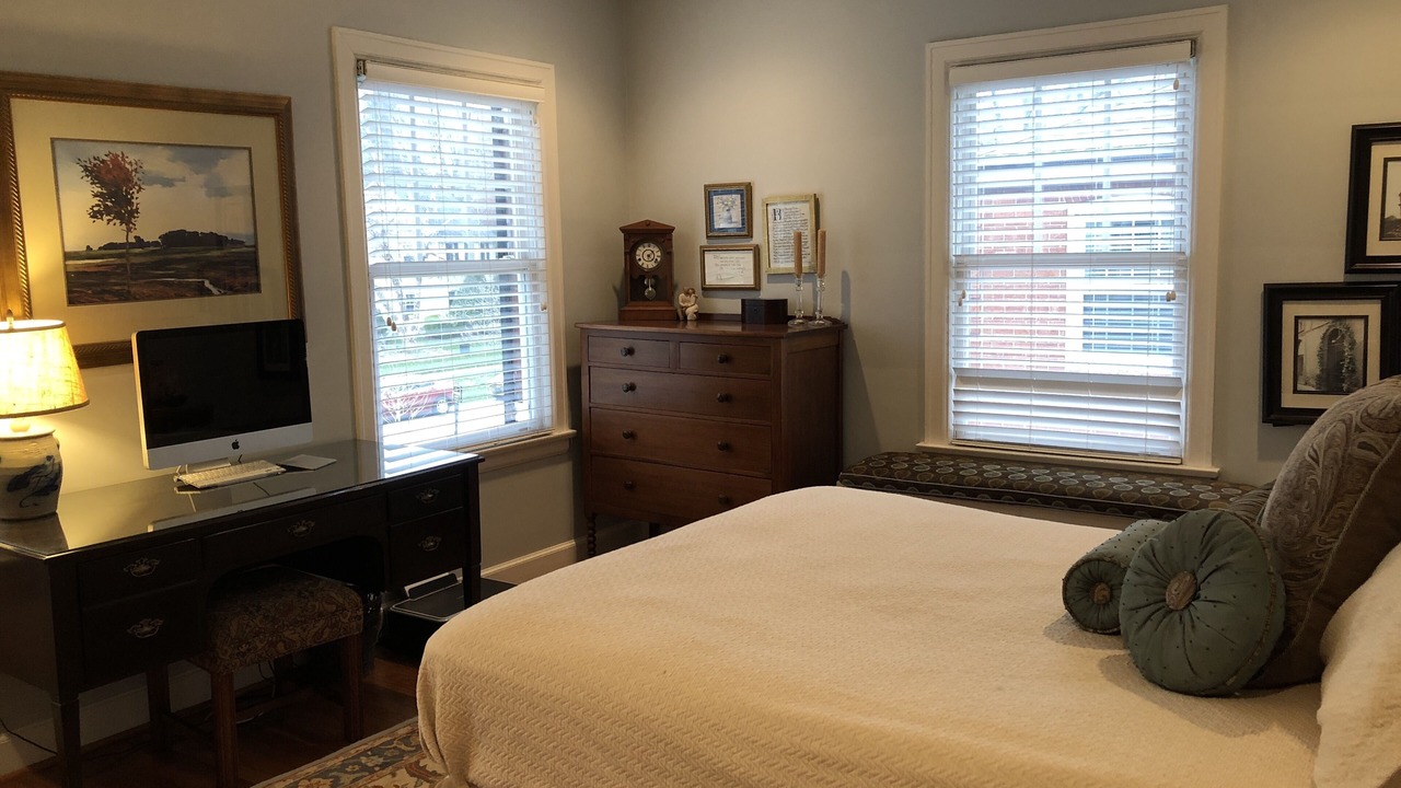 Photo of Bedroom in Strathmoor Manor