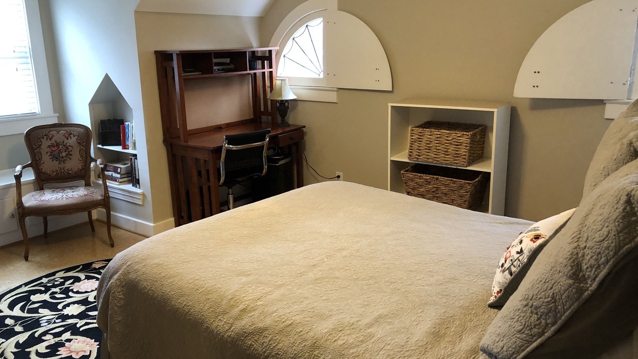 Photo of Bedroom in Strathmoor Manor
