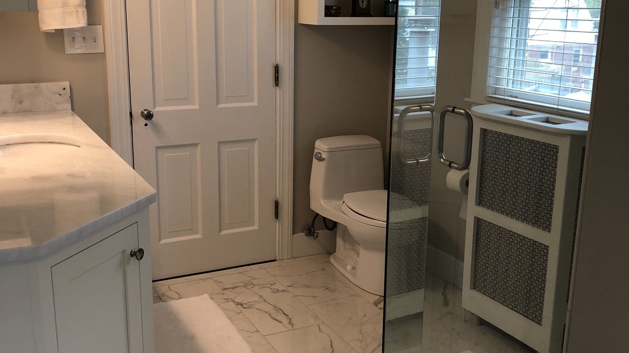 Photo of Bathroom in Strathmoor Manor