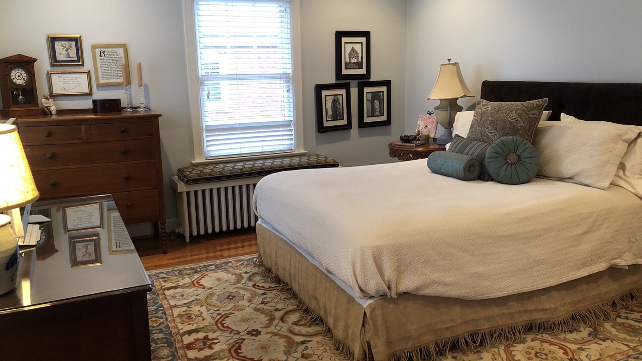 Photo of Bedroom in Strathmoor Manor