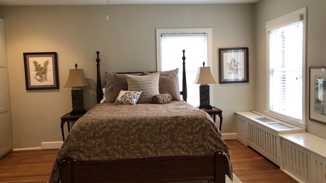 Photo of Bedroom in Strathmoor Manor