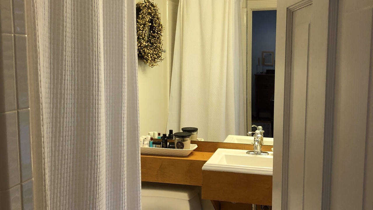 Photo of Bathroom in Strathmoor Manor