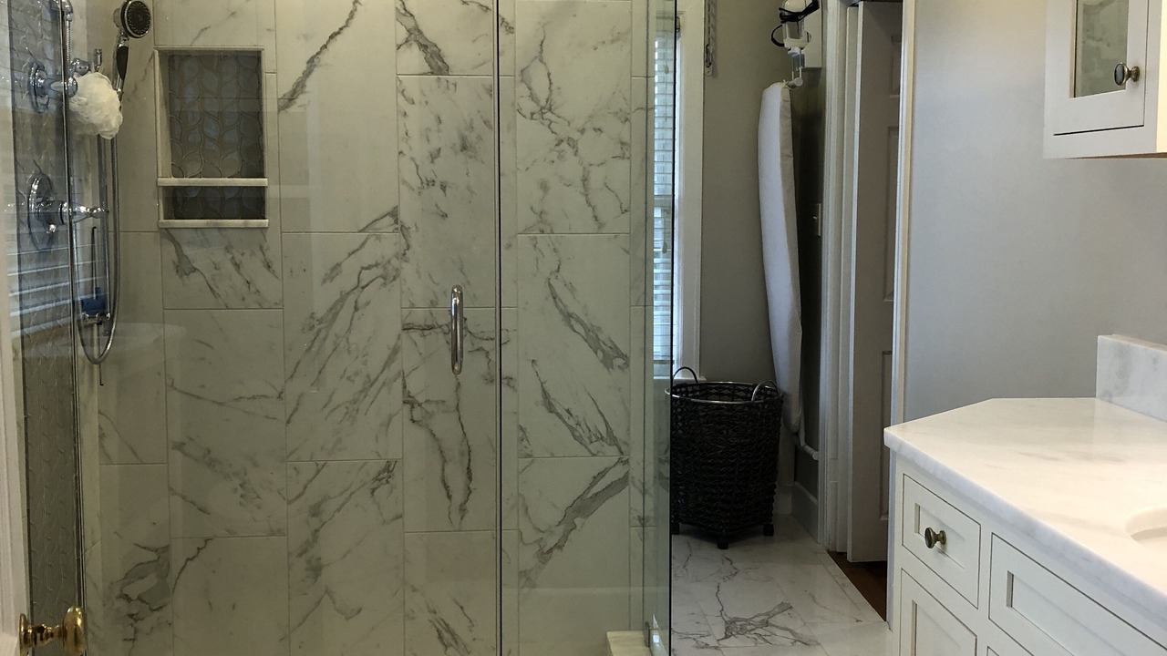Photo of Bathroom in Strathmoor Manor