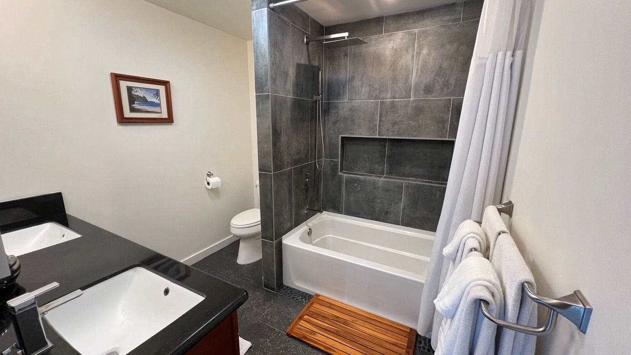 Photo of Bathroom in Nuuanu - Punchbowl