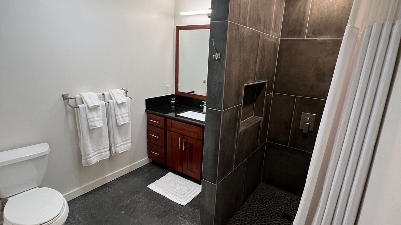 Photo of Bathroom in Nuuanu - Punchbowl