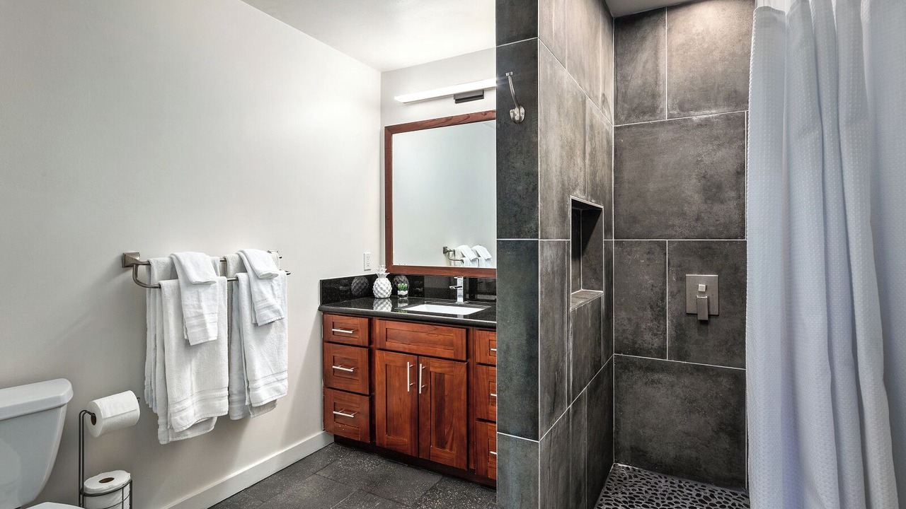 Photo of Bathroom in Nuuanu - Punchbowl