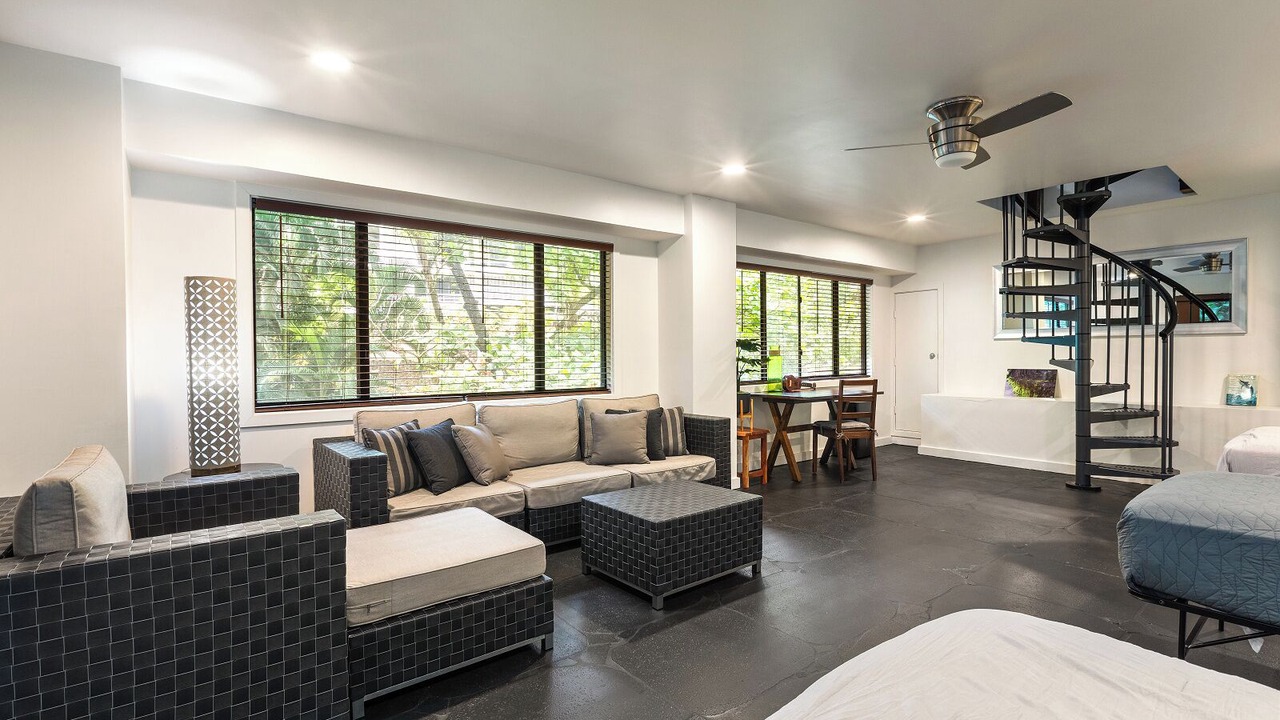 Photo of Livingroom in Nuuanu - Punchbowl