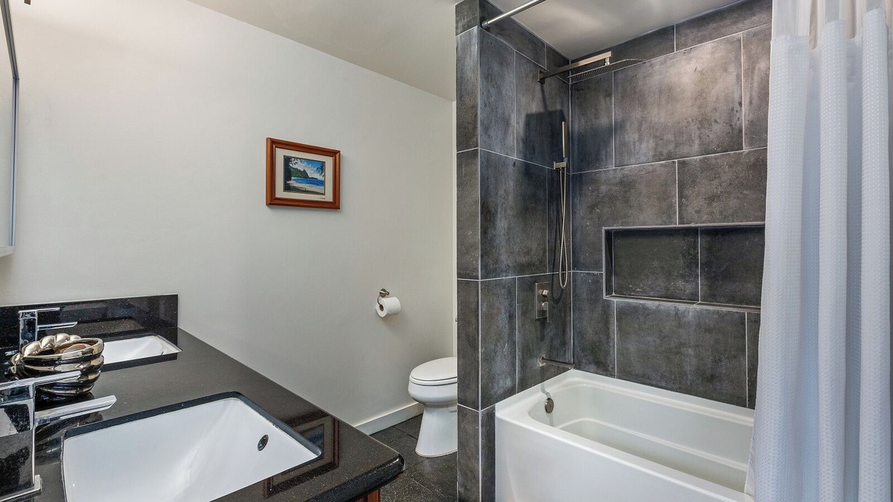 Photo of Bathroom in Nuuanu - Punchbowl