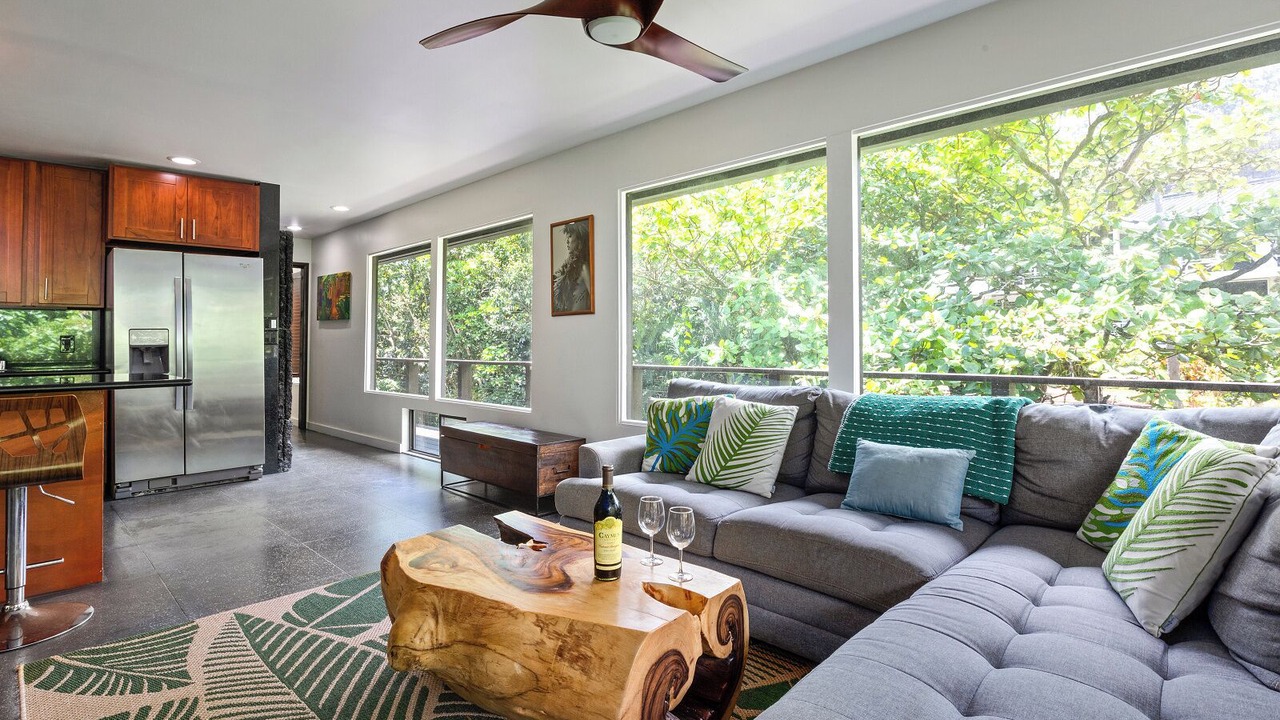 Photo of Livingroom in Nuuanu - Punchbowl