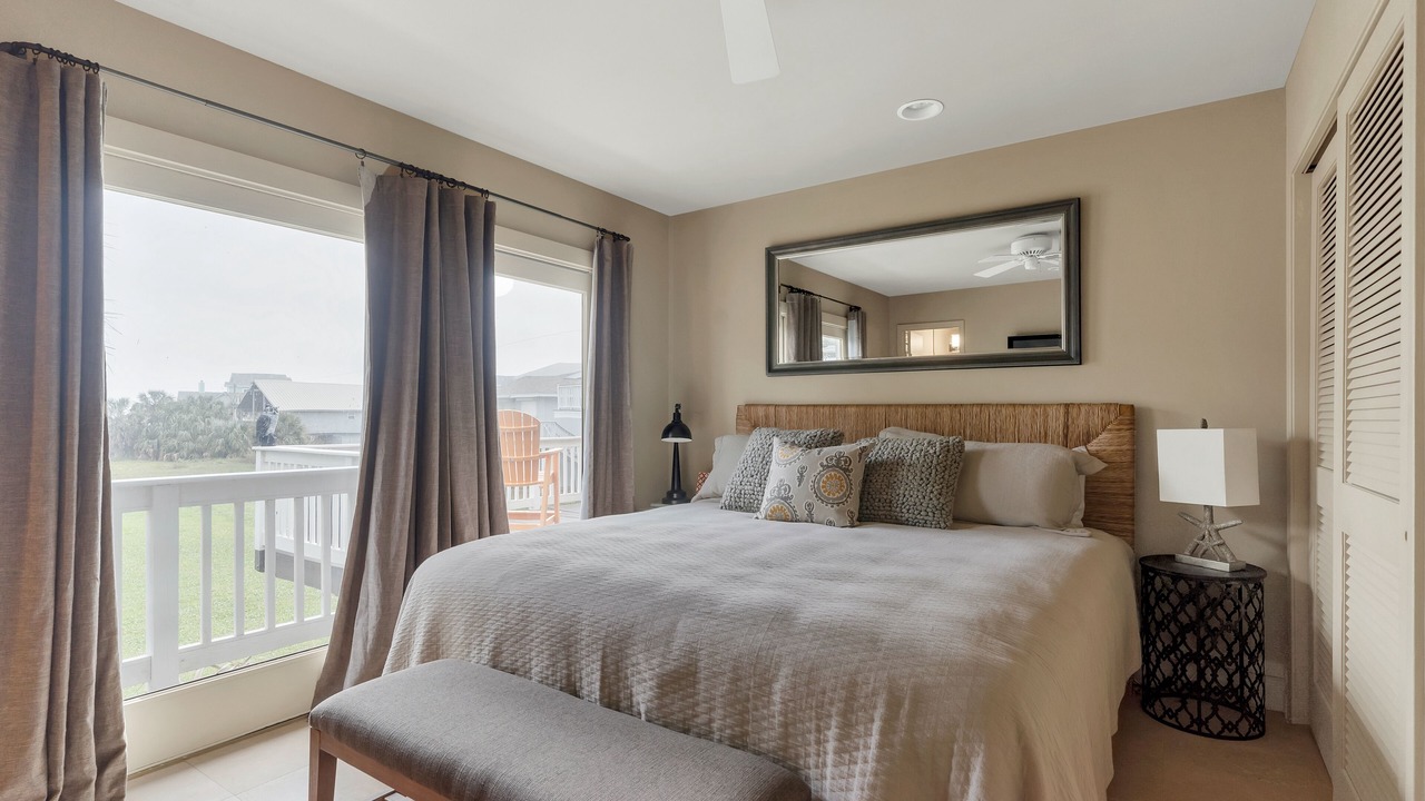 Photo of Bedroom in Pirates Beach