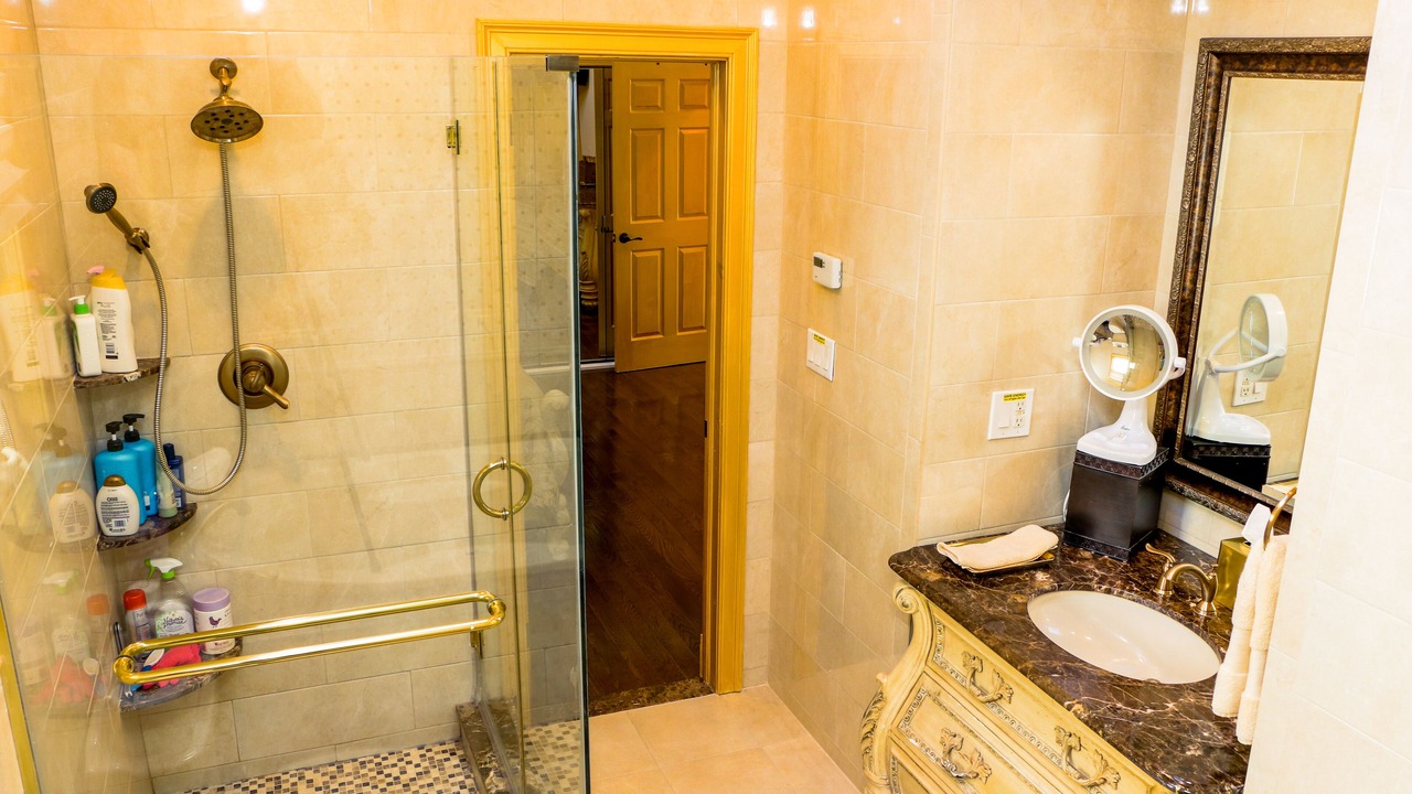 Photo of Bathroom in Island Park