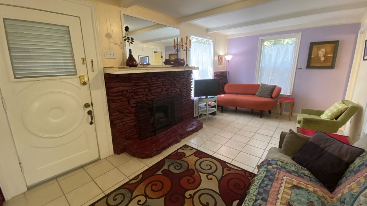 Photo of Livingroom in South River City