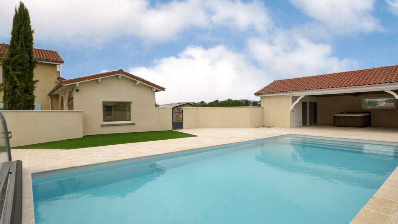 Photo of Outdoor in Chalain-le-Comtal