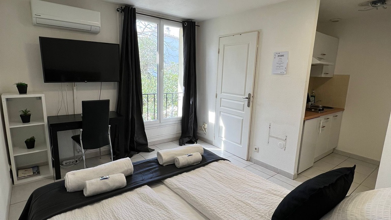 Photo of Bedroom in Prado - Republique