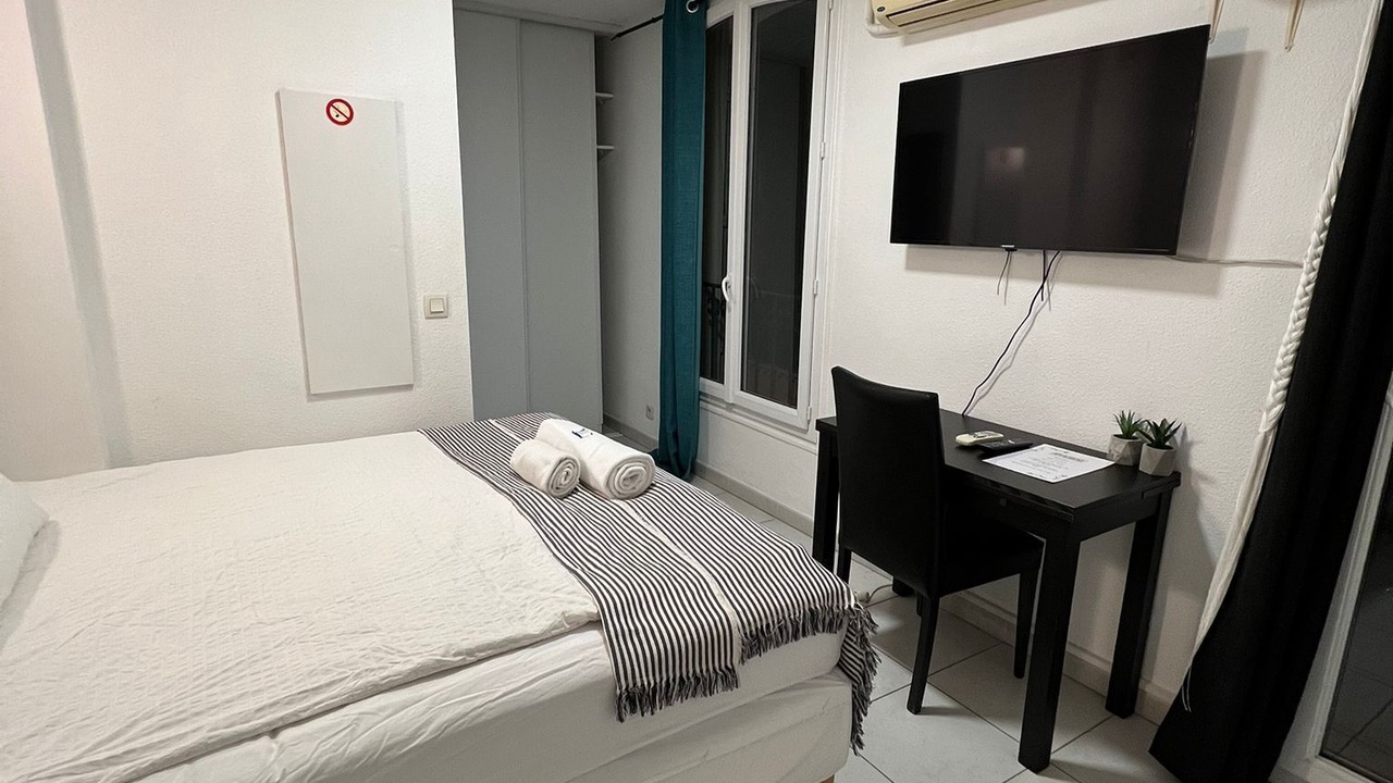 Photo of Bedroom in Prado - Republique