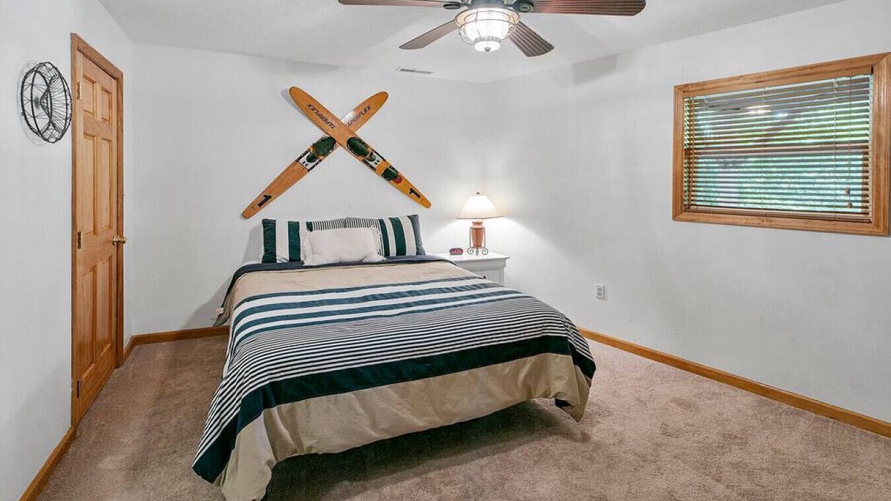 Photo of Bedroom in Flat Hollow Marina