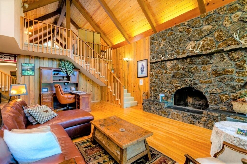 Photo of Livingroom in Klamath Falls