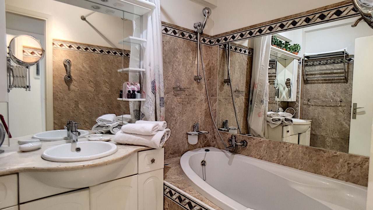 Photo of Bathroom in Musicians Quarter