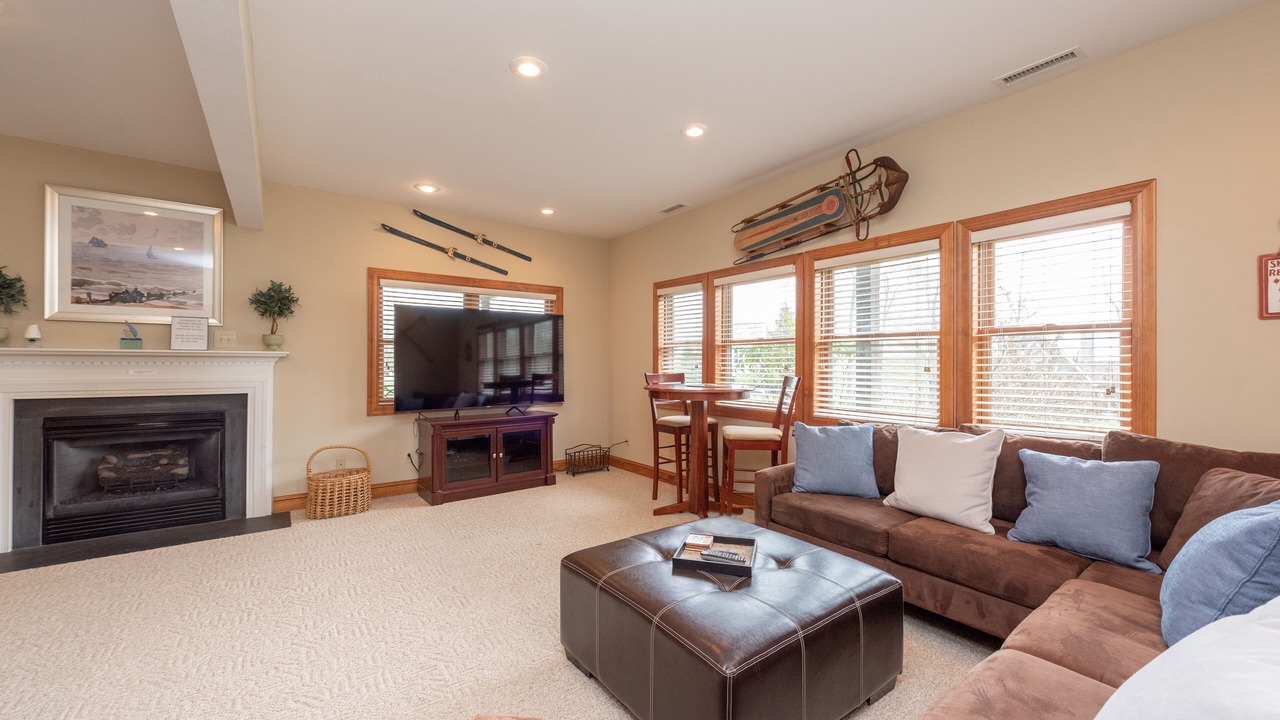 Photo of Livingroom in McHenry