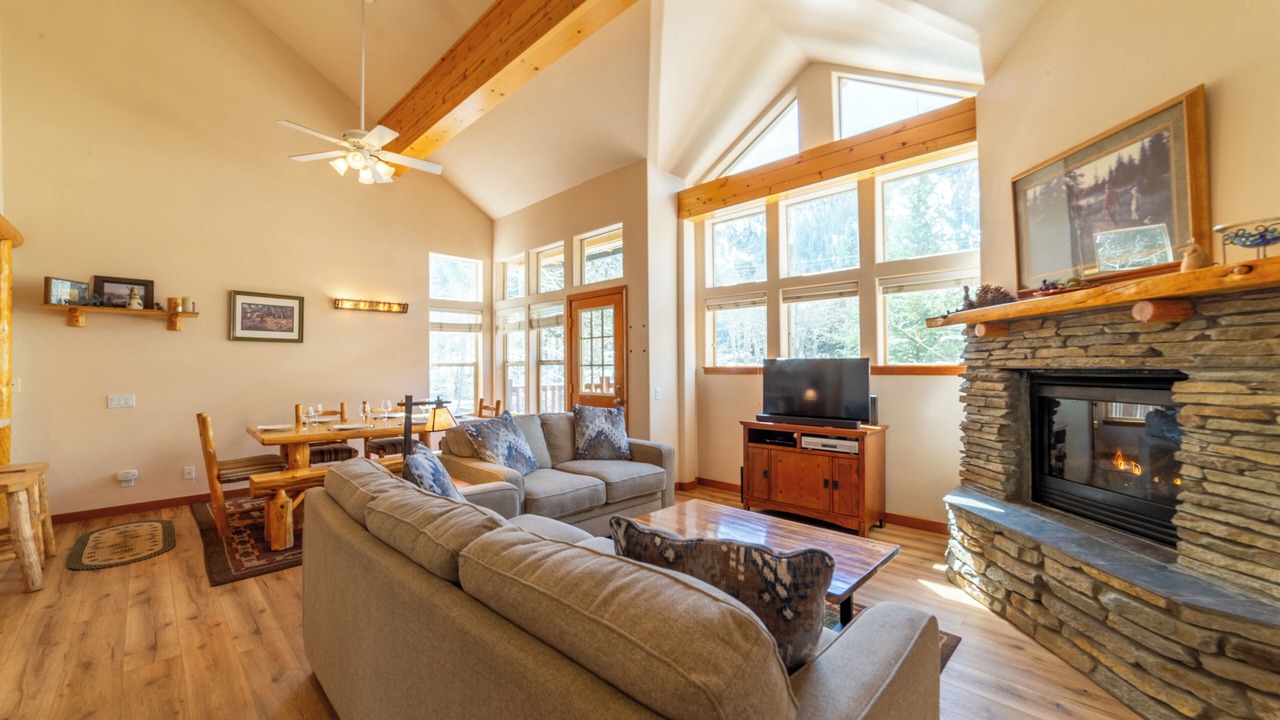 Photo of Livingroom in June Lake