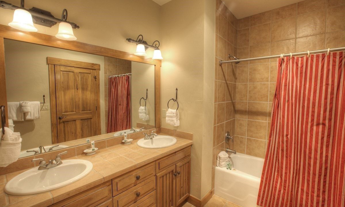 Photo of Bathroom in Peak 8