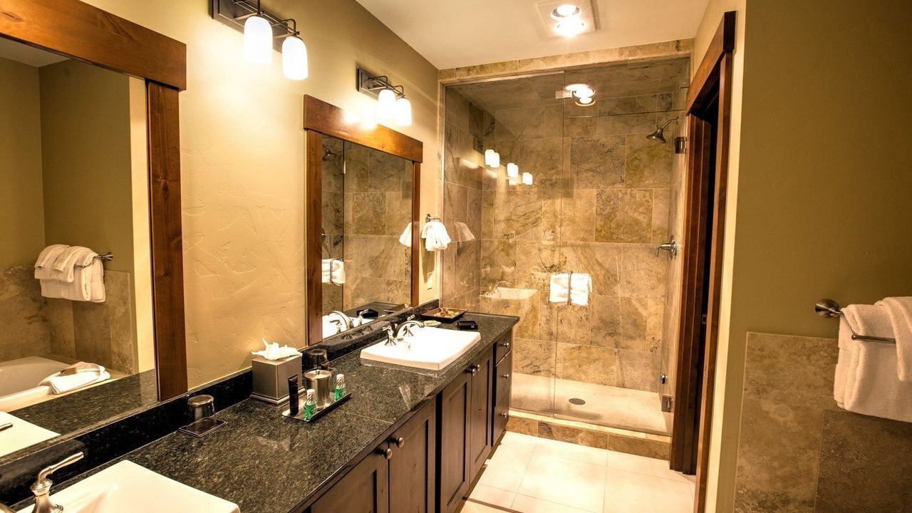 Photo of Bathroom in Peak 8