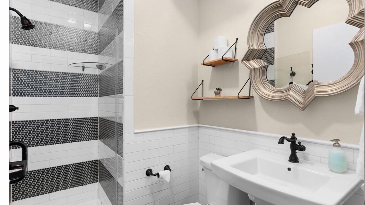 Photo of Bathroom in East Cesar Chavez