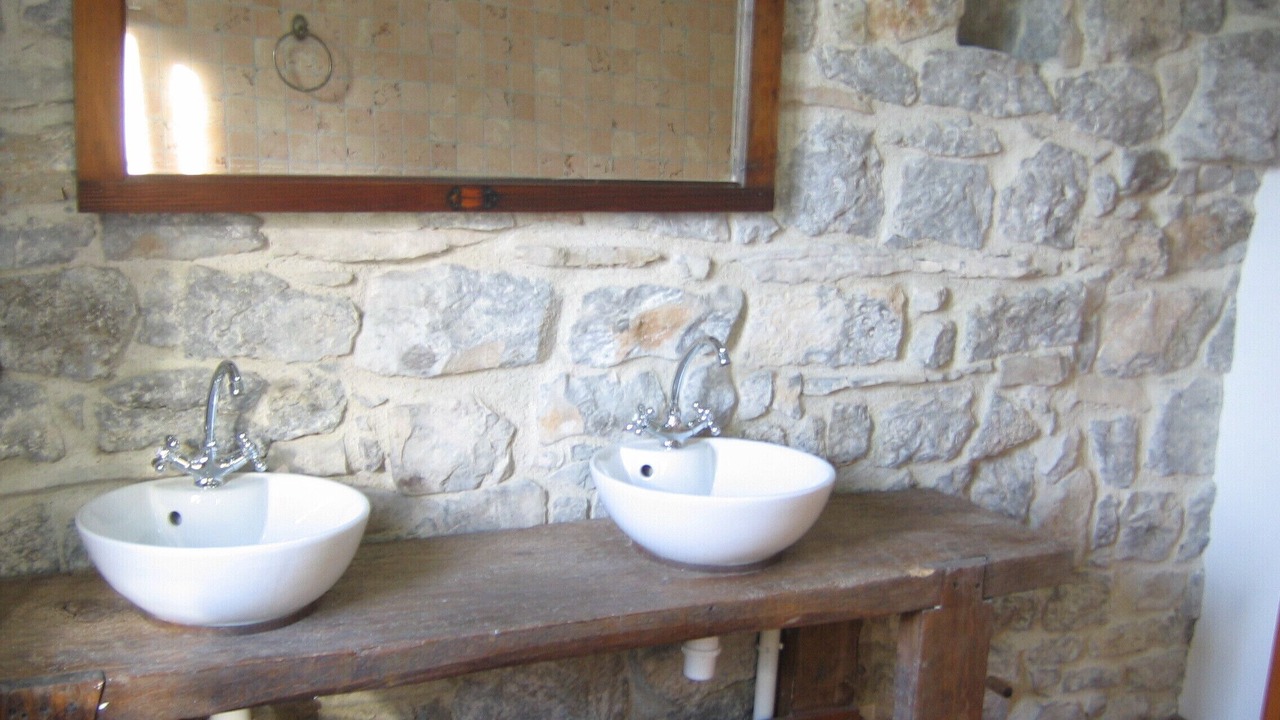 Photo of Bathroom in Saint Alban Auriolles