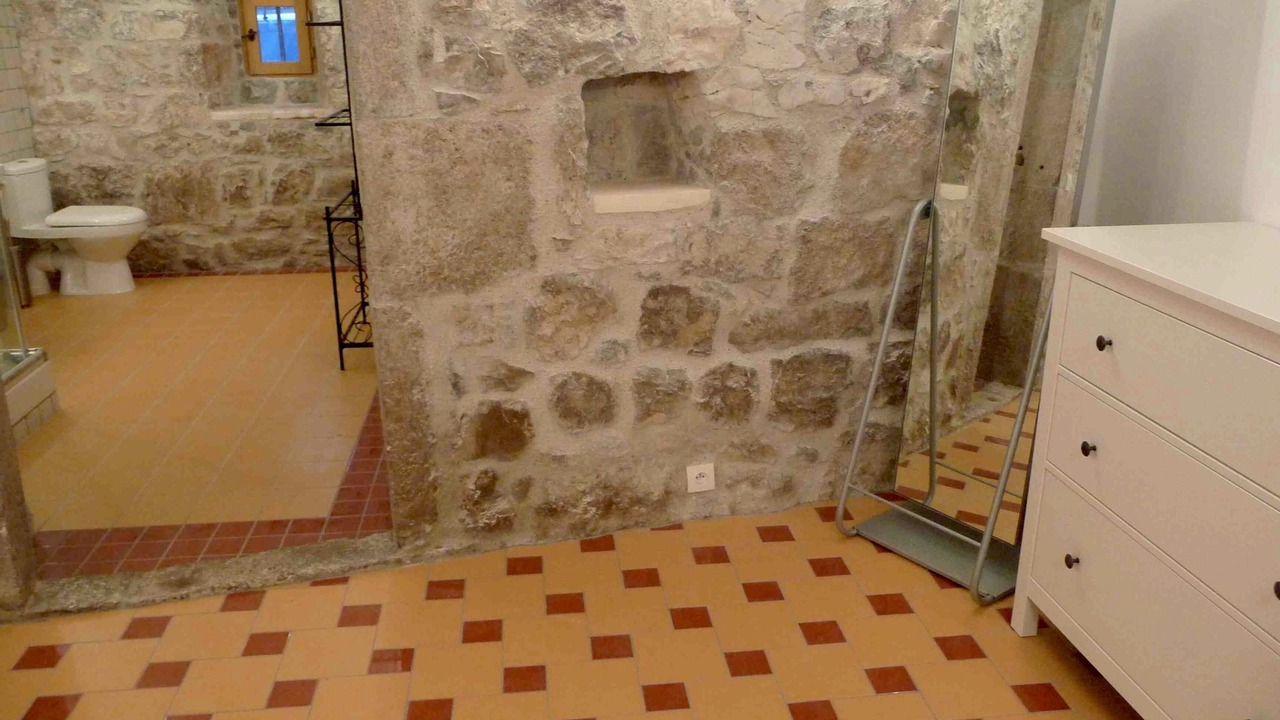Photo of Bathroom in Saint Alban Auriolles