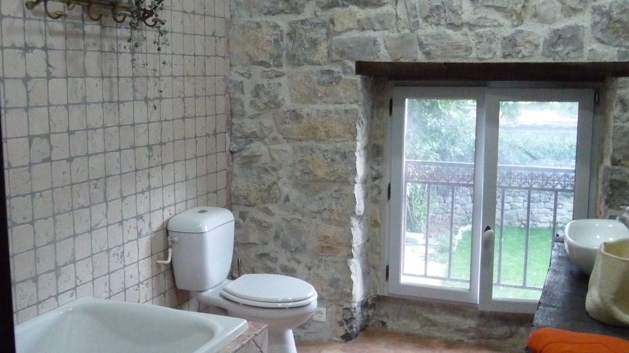 Photo of Bathroom in Saint Alban Auriolles