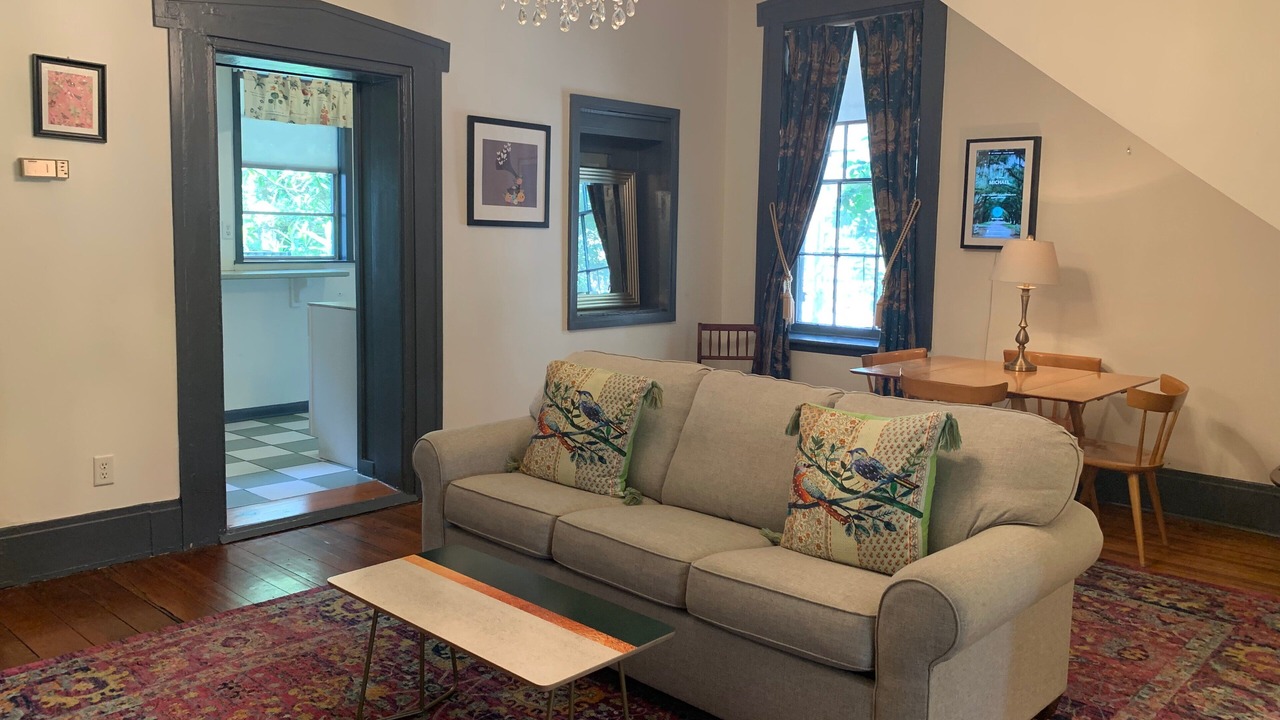 Photo of Livingroom in Historic District - North