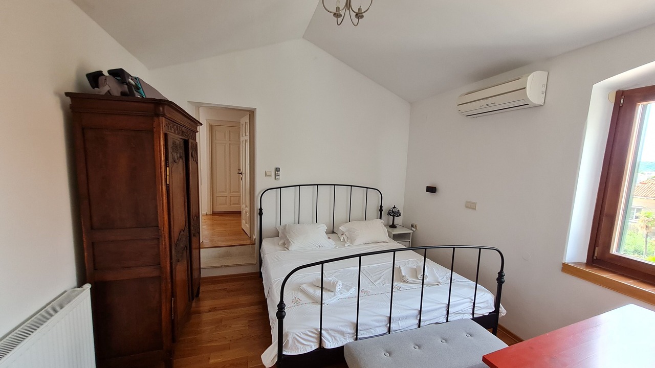 Photo of Bedroom in Pile