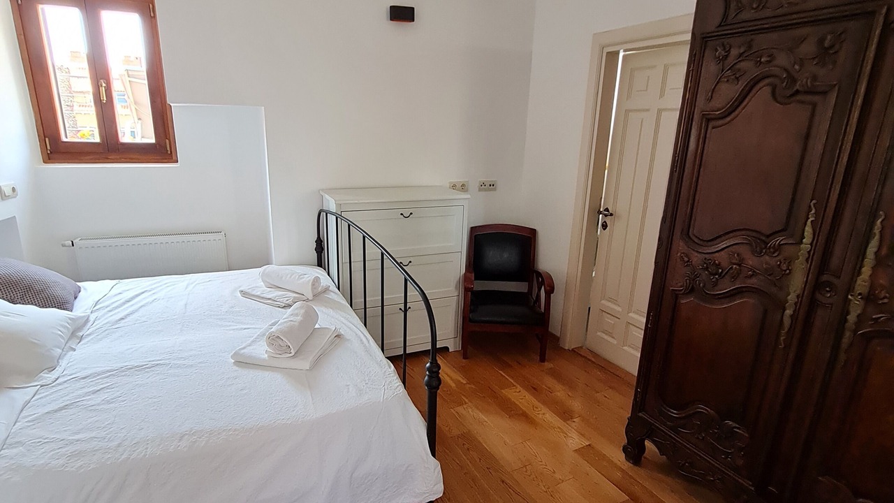 Photo of Bedroom in Pile