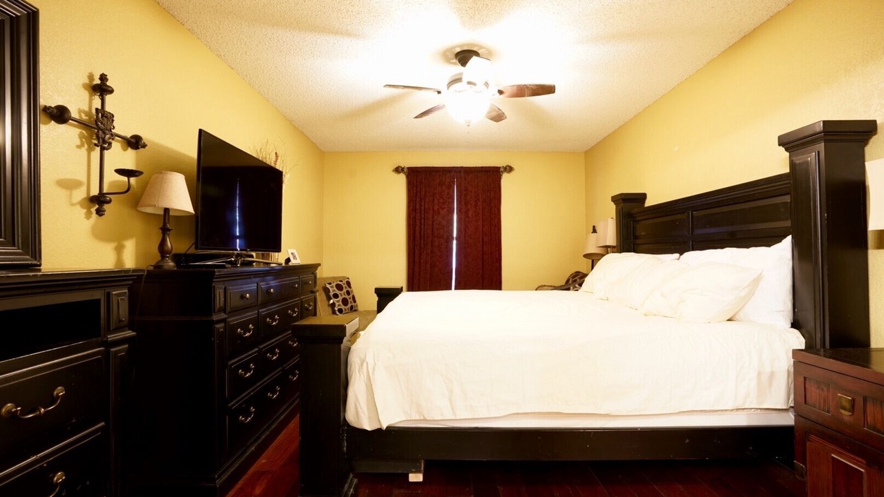 Photo of Bedroom in Haltom City