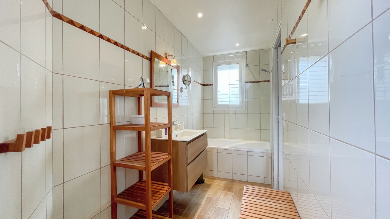Photo of Bathroom in Deauville City Centre