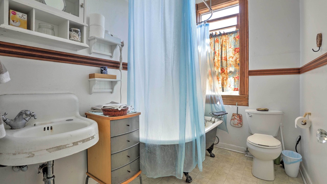 Photo of Bathroom in Northwest Los Angeles Heights