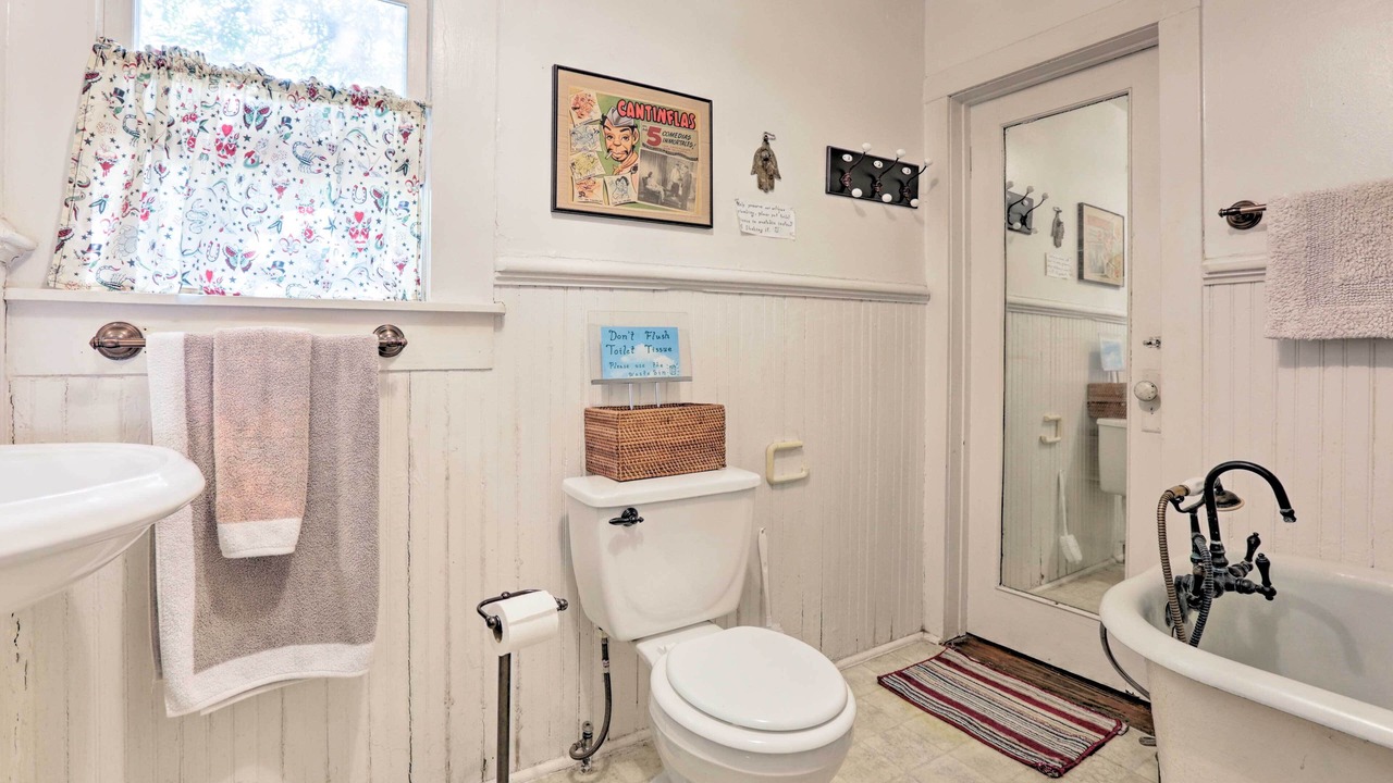 Photo of Bathroom in Northwest Los Angeles Heights