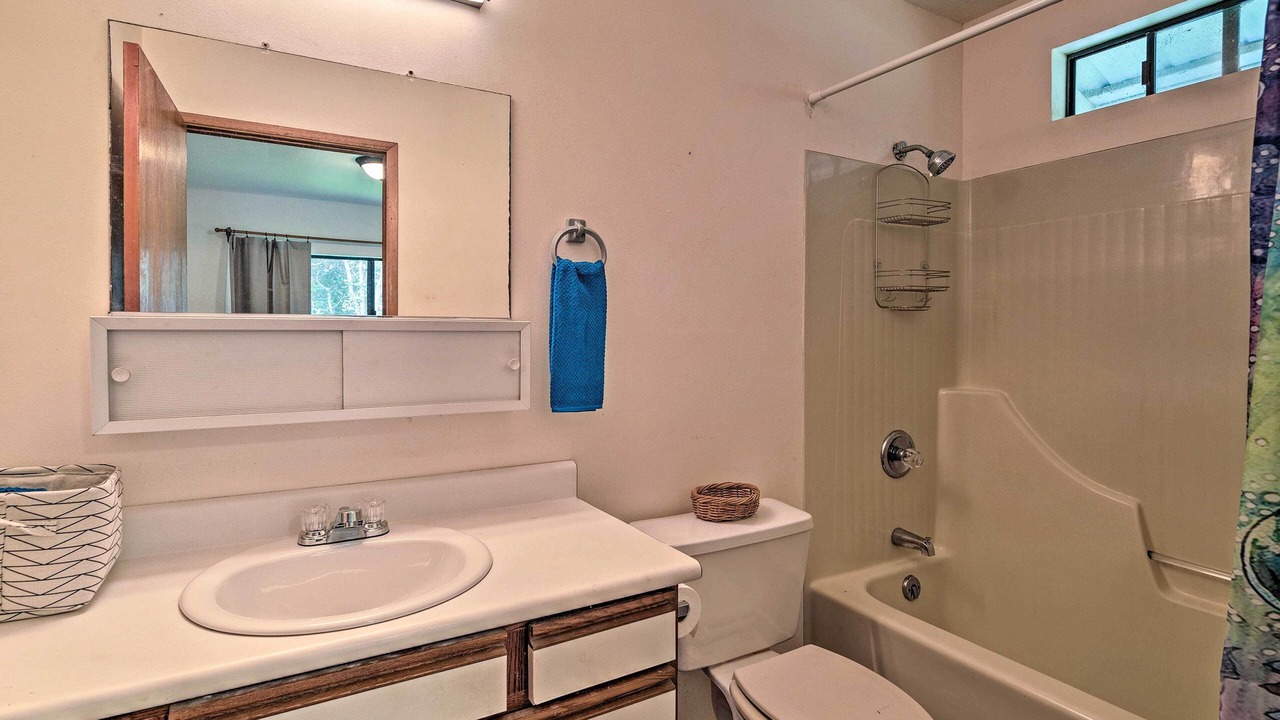 Photo of Bathroom in Naalehu