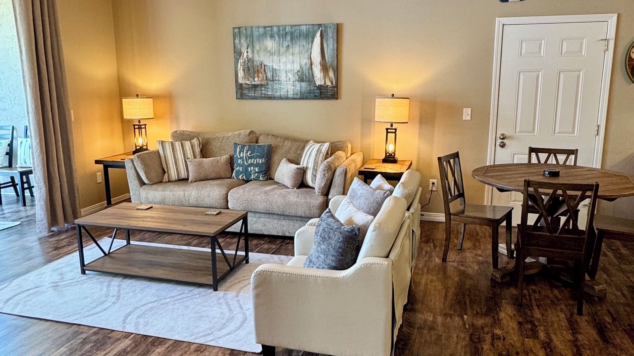 Photo of Livingroom in Hollister