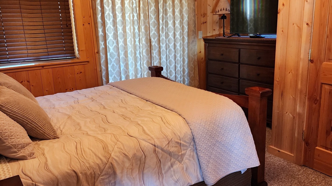Photo of Bedroom in West Yellowstone