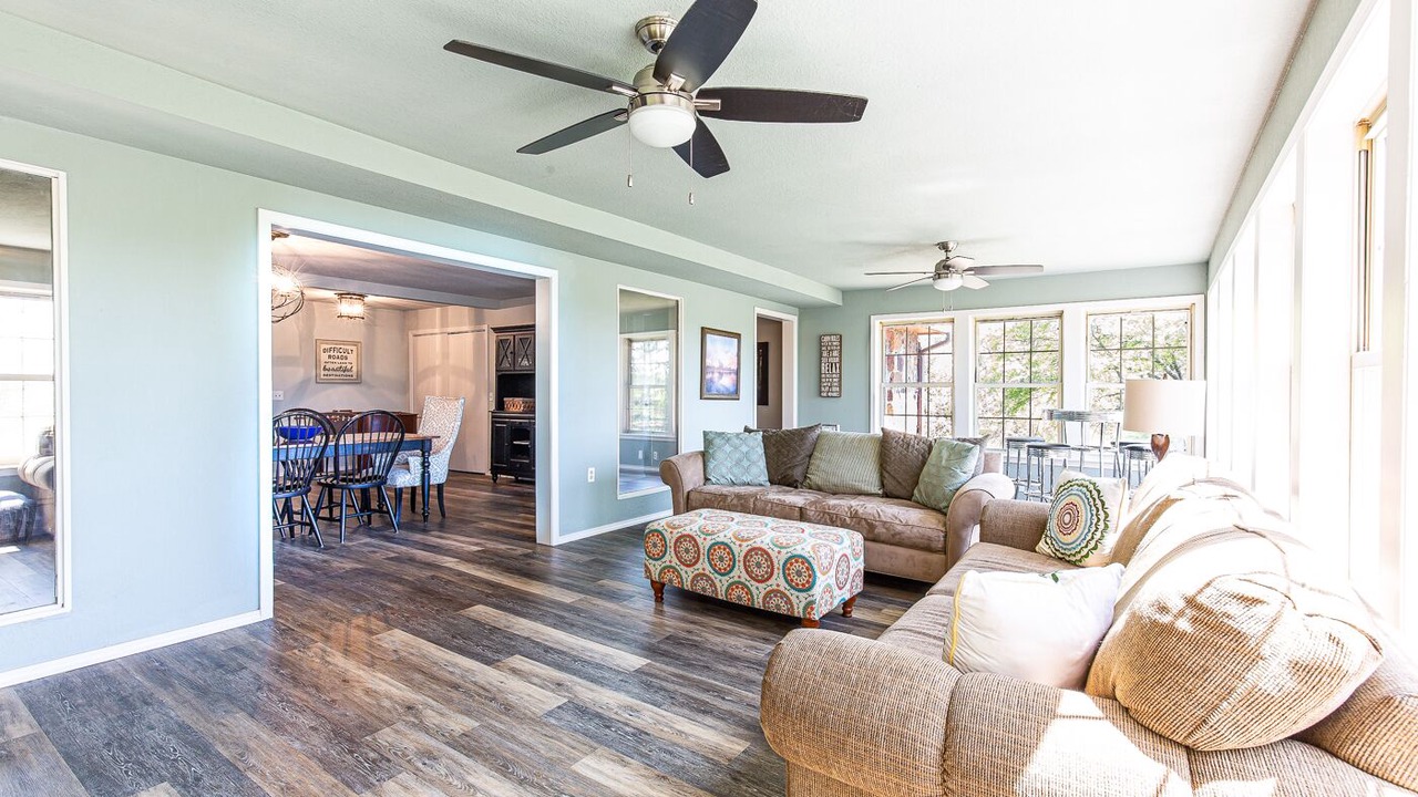 Photo of Livingroom in Pettit