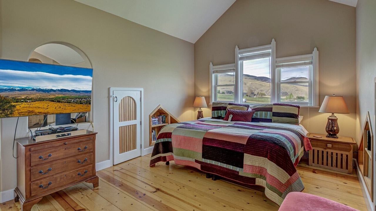 Photo of Bedroom in Salmon