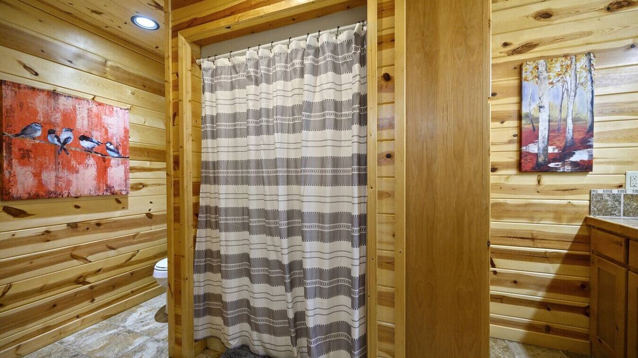 Photo of Bathroom in Broken Bow